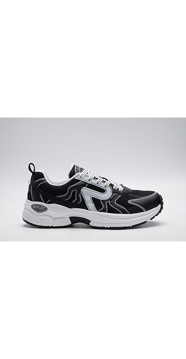 ハイテク＆レトロデザインスニーカー